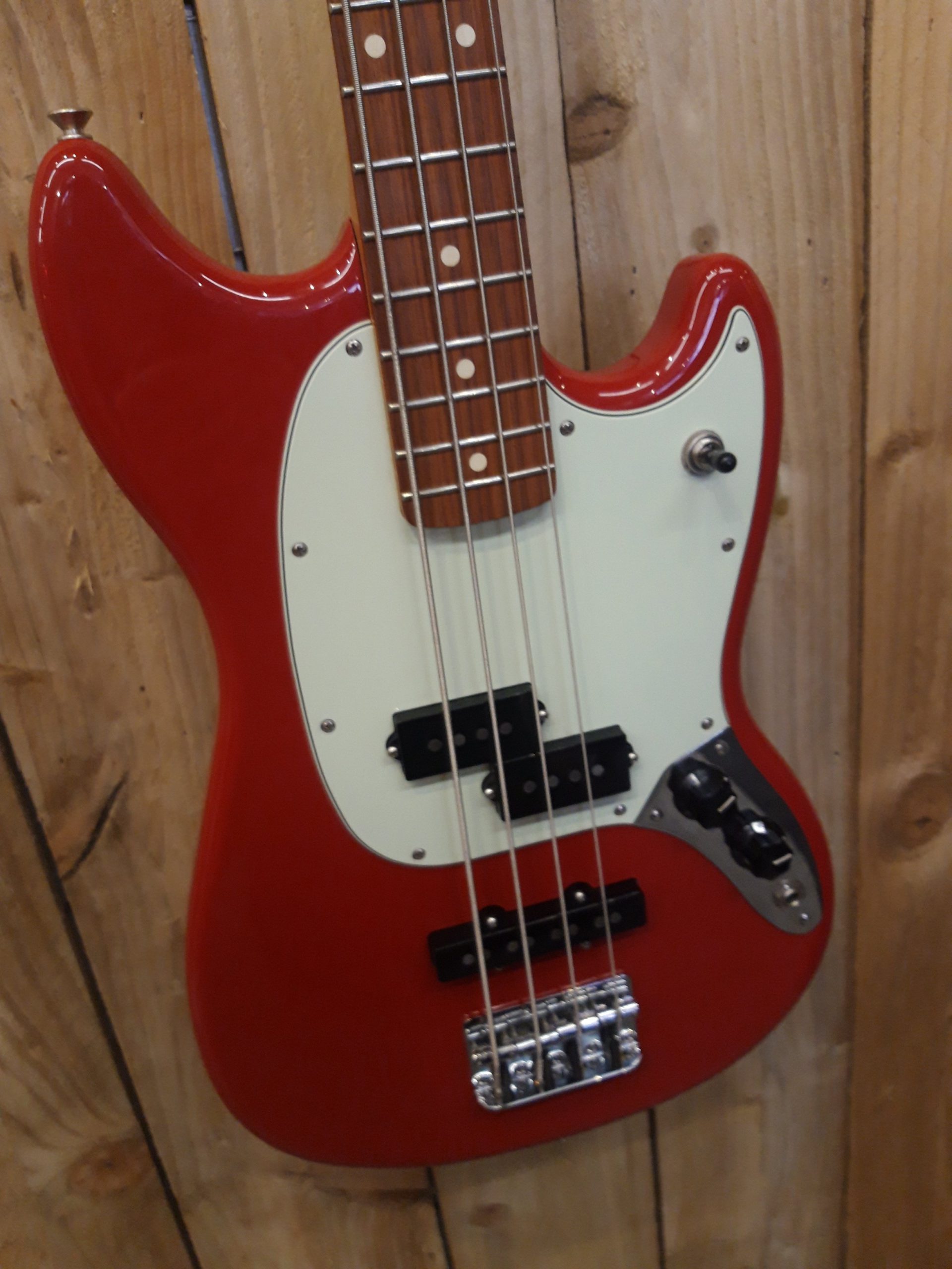【美品】Fender Mustang Bass PJ Torino Red Fender Player Mustang Bass PJ Torino Red - Guitar.co.uk